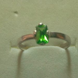 0.5ct Green garnet ring