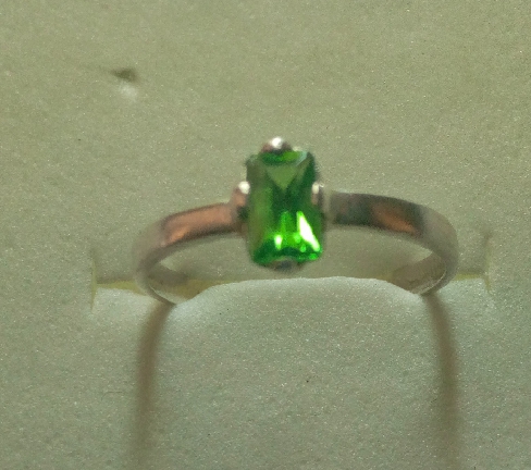 0.5ct Green garnet ring